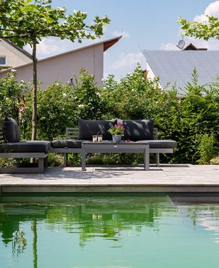 biopool-ohne-pflanzen-outdoormoebel-holzdeck-holz